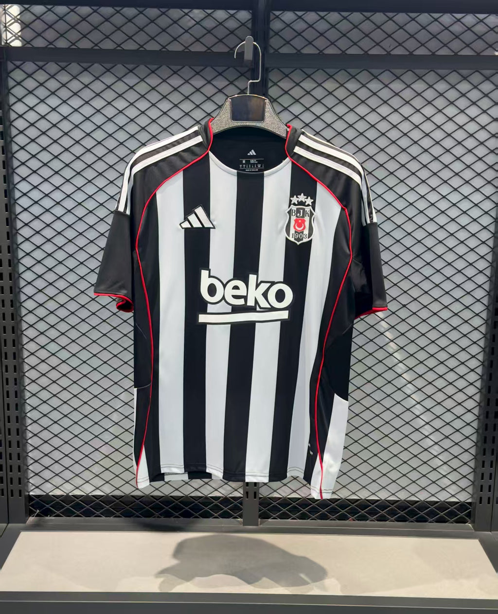 Besiktas 25/26 domicile noir et blanc